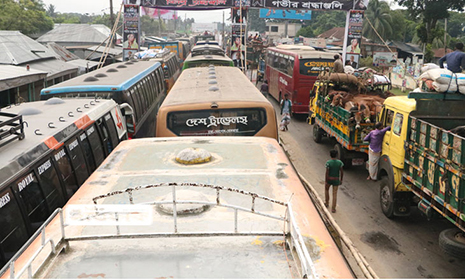 দৌলতদিয়া ঘাটে দীর্ঘ সারি