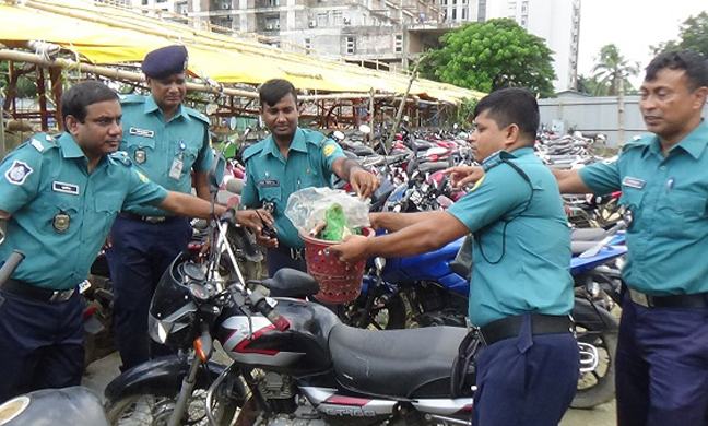 ডাম্পিং প্লেসে পুলিশের পরিষ্কার-পরিচ্ছন্নতা অভিযান