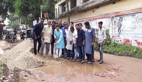 নিজ উদ্যোগে রাস্তা সংস্কার করলেন এমপির পুত্র