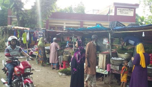কেন্দুয়া মডেল সরকারি প্রাথমিক বিদ্যালয়ের পরিবেশ নষ্ট করছে সামনের অবৈধ দোকানপাঠ