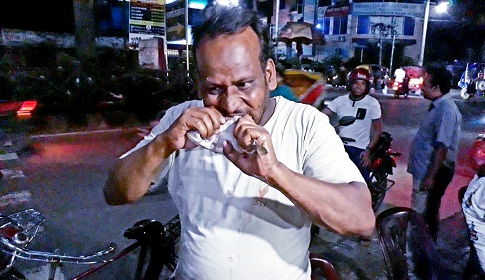 কাঁচা মাছ, মাংস ও লতাপাতা খেয়ে স্বাভাবিক চলেন তিনি