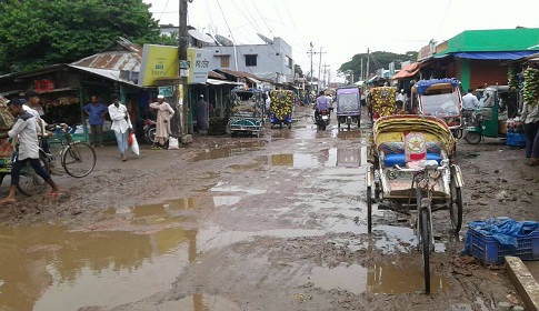 মদন পৌর সদরের প্রধান সড়কের বেহাল দশা