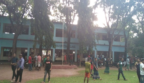 মাদ্রাসা চলাকালীন অসামাজিক অবস্থায় শিক্ষার্থী আটক