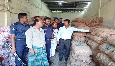 মৌলভীবাজারে অতিরিক্ত মূল্যে পেয়াঁজ বিক্রি করার দায়ে ২২ হাজার টাকা জরিমানা 