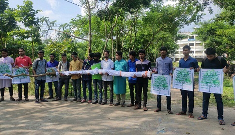 বেরোবিতে কাফনের কাপড় পেঁচিয়ে গাছ কাটার প্রতিবাদ