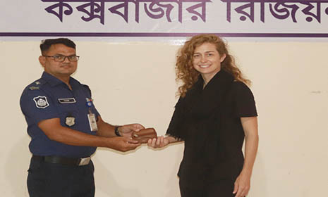 ট্যুরিস্ট পুলিশের সেবায় মুগ্ধ মার্কিন তরুণী