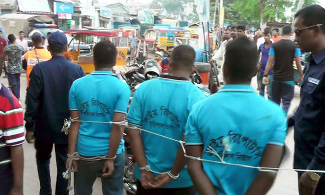 কীর্তনখোলায় মা ইলিশ ধরতে গিয়ে ১০ 'ভুয়া' সাংবাদিক আটক