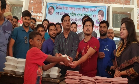 শেখ রাসেলের জন্মদিনে পথ শিশুদের পাশে জাবি ছাত্রলীগ