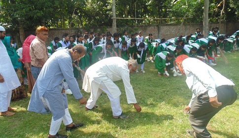 চাটমোহরে শিক্ষা প্রতিষ্ঠানে পরিস্কার পরিচ্ছন্নতা ও বৃক্ষরোপন অভিযান