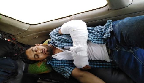পাথরঘাটায় পুলিশের লাঠিচার্জে আহত ছাত্রলীগ নেতাকে বরিশাল থেকে ঢাকা প্রেরণ