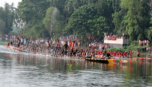 ফটকী নদীতে ঐতিহ্যবাহী নৌকা বাইচ প্রতিযোগিতা 