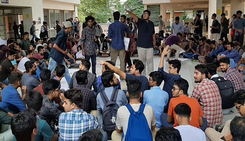 ভবনে তালা ঝুলিয়ে আন্দোলনে আহসানউল্লাহর শিক্ষার্থীরা