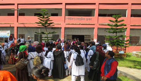 বাগেরহাট কলেজ অধ্যক্ষের অপসারণ দাবিতে শিক্ষক-শিক্ষার্থীদের ক্লাস বর্জন