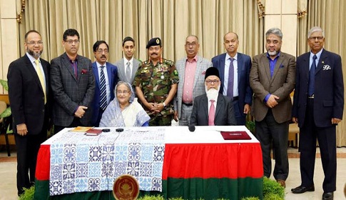 প্রধানমন্ত্রীর ত্রাণ তহবিলে ইউসিবির দেড় লাখ কম্বল প্রদান