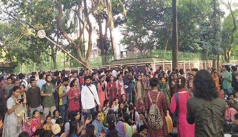 বিশ্ববিদ্যালয় বন্ধের ঘোষণা প্রত্যাখ্যান জাবি শিক্ষার্থীদের