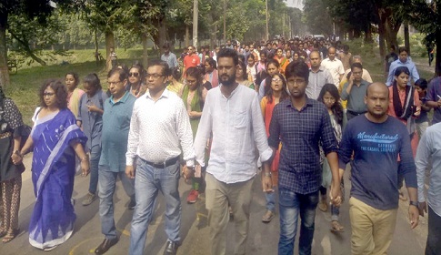 হল থেকে বেরিয়ে বিক্ষোভে জাবি শিক্ষার্থীরা