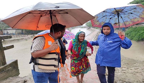বৃষ্টির সাথে বেড়েছে বাতাসের গতিবেগ, সাতক্ষীরার ৯২ হাজার মানুষ সাউক্লোন শেল্টারে