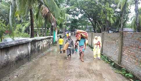 আতঙ্কিত উপকূলবাসী ছুটছে আশ্রয়কেন্দ্রে!