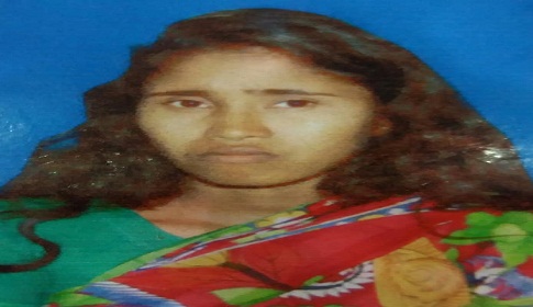 ছবি হাতে মেয়েকে খুঁজে বেড়াচ্ছেন বিধবা মা
