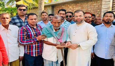 বাগেরহাটে ঝড় দূর্গতদের বিএনপি নেতার আর্থিক সহায়তা