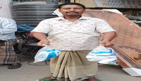 দাম বাড়ার গুজব : বরগুনার বিভিন্ন হাটে লবণ ক্রয়ের হুড়োহুড়ি!