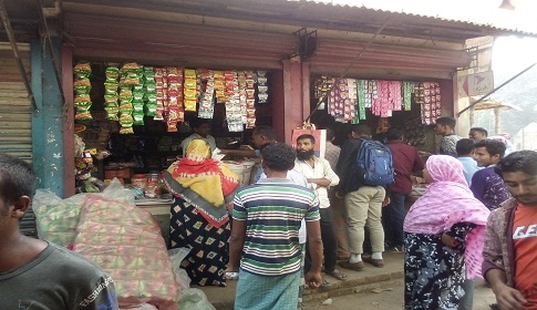 দাম বৃদ্বির খবরে রাণীশংকৈলে লবণ নিয়ে কাড়াকাড়ি