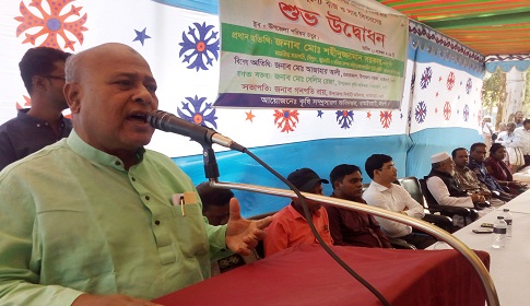 নওগাঁয় প্রান্তিক চাষিদের মাঝে বীজ ও সার বিতরণ
