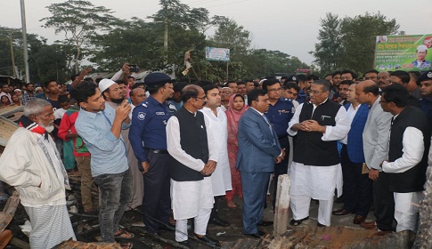 আগৈলঝাড়ায় ভয়াবহ অগ্নিকাণ্ড পরিদর্শনে আবুল হাসানাত আবদুল্লাহ এমপি