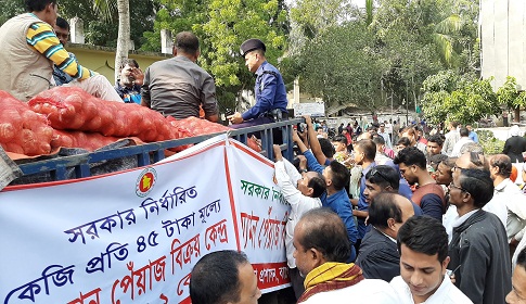 বাগেরহাটে ৪৫ টাকায় টিসিবির পেঁয়াজ বিক্রি শুরু