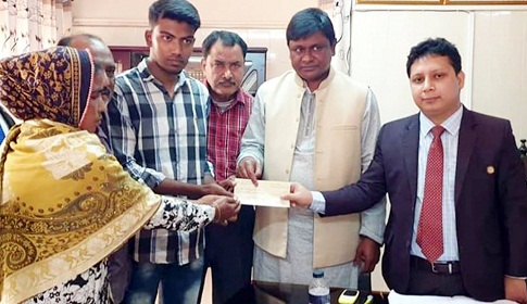 গোবিন্দগঞ্জে মেধাবী ছাত্র সাইফুলের ভর্তির জন্য উপজেলা প্রশাসনের আর্থিক সহায়তা প্রদান