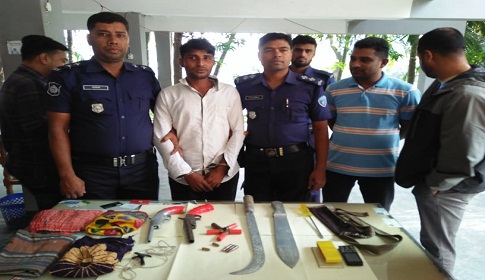 নোয়াখালীর সুবর্ণচরে দেশীয় অস্ত্রসহ ডাকাত গ্রেফতার