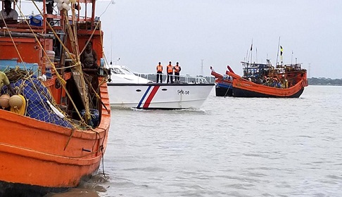 বঙ্গোপসাগরে বাংলাদেশ জলসীমায় মাছ শিকার : ১৪ ভারতীয় জেলে আটক