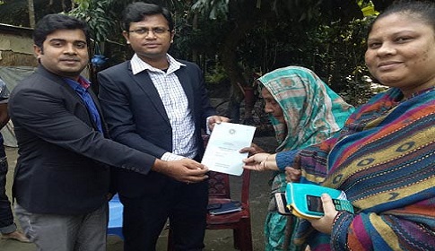 ১০ সন্তানের মা ভিক্ষুক জরিনার ভাগ্যে জুটল বয়ষ্ক ভাতার কার্ড