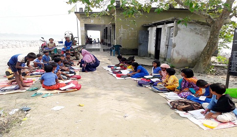 ভবন পরিত্যক্ত তাই লেখাপড়া গাছতলায়!