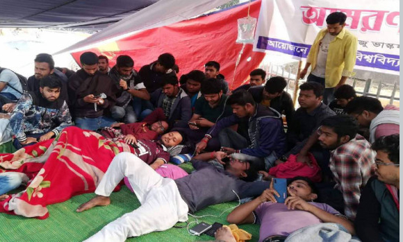 নির্বাচন পেছাতে অনশন, অসুস্থ হয়ে পড়ছেন ঢাবির শিক্ষার্থীরা