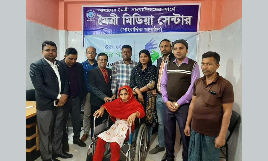 মাদারীপুরে প্রতিবন্ধীকে হুইল চেয়ার বিতরণ