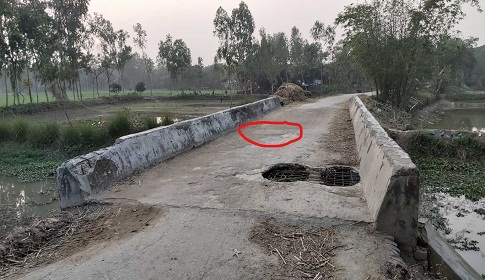 একটি ব্রীজের জন্য আট কোটি টাকার সড়কে চলাচল বন্ধ