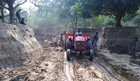 লালপুরে আম বাগান ধ্বংস করে ’পুকুর খনন’ করছেন সাবেক ইউপি চেয়ারম্যান মিজান!