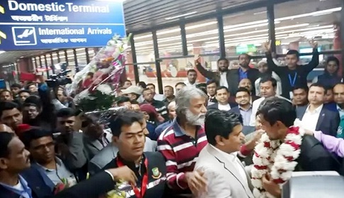 ফুলের মালায় বরণ করা হলো বিশ্বজয়ীদের