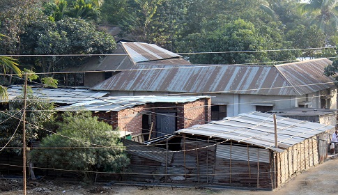 নওগাঁর ধামইরহাটে মন্দিরের জায়গা দখল করে বসতবাড়ি নির্মণ, উত্তেজনা