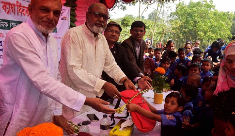 প্রধান শিক্ষকের প্রচেষ্টায় ২১২ শিশু পেল নতুন স্কুল ব্যাগ