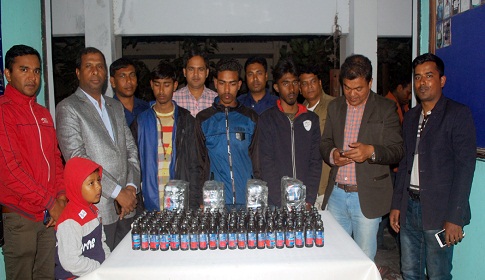 মোটরসাইকেল আরোহীর ব্যাগে মিলল ফেনসিডিল, গ্রেফতার ৩