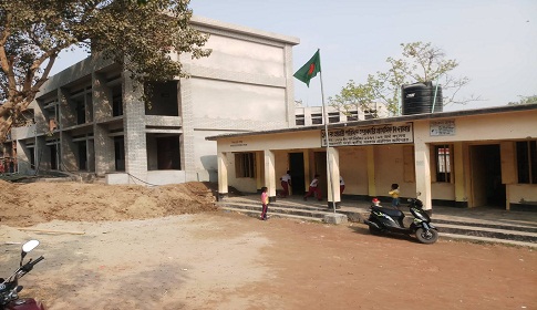 স্কুলের নতুন ভবন হস্তান্তর না করেই ব্যবহার যোগ্য ভবন ভাঙ্গার পায়তারা!