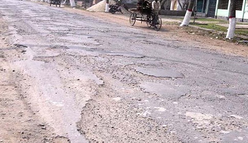 সাতক্ষীরা-কালীগঞ্জ সড়কটির অবস্থা চলচলের অনুপযোগী