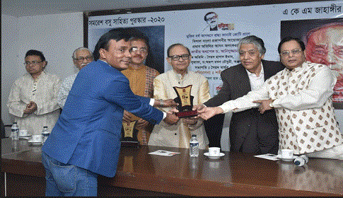 সমরেশ বসু সাহিত্য পুরস্কার পেলেন উদয় হাকিম