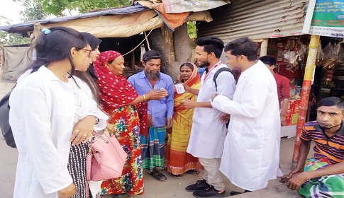 বাংলাদেশ ইউনিভার্সিটির উদ্যোগে বিনামূল্যে হ্যান্ড স্যানিটাইজার বিতরণ