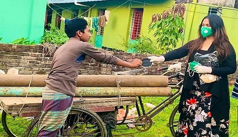 নিজ এলাকায় মাস্ক, হ্যান্ড স্যানিটাইজার দিলেন পপি