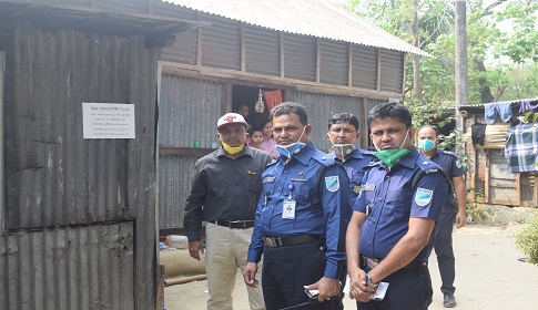 সিরাজদিখানে প্রবাসীদের বাড়িতে স্টিকার টাঙ্গিয়ে সতর্কতা জারি