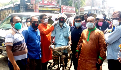 করোনা সচেতনতায় ঈশ্বরদী প্রেসক্লাবের মাক্স ও লিফলেট বিতরণ