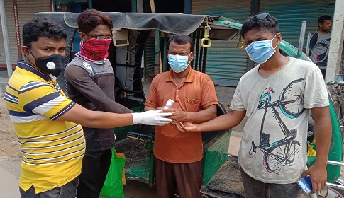 রাজারহাটে জীবাণুনাশক স্প্রে ও হ্যান্ডওয়াশ বিতরণ